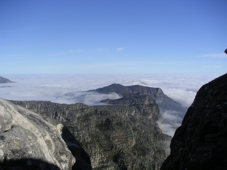 Wolkenteppich am Fue des Tafelbergs (1/2)